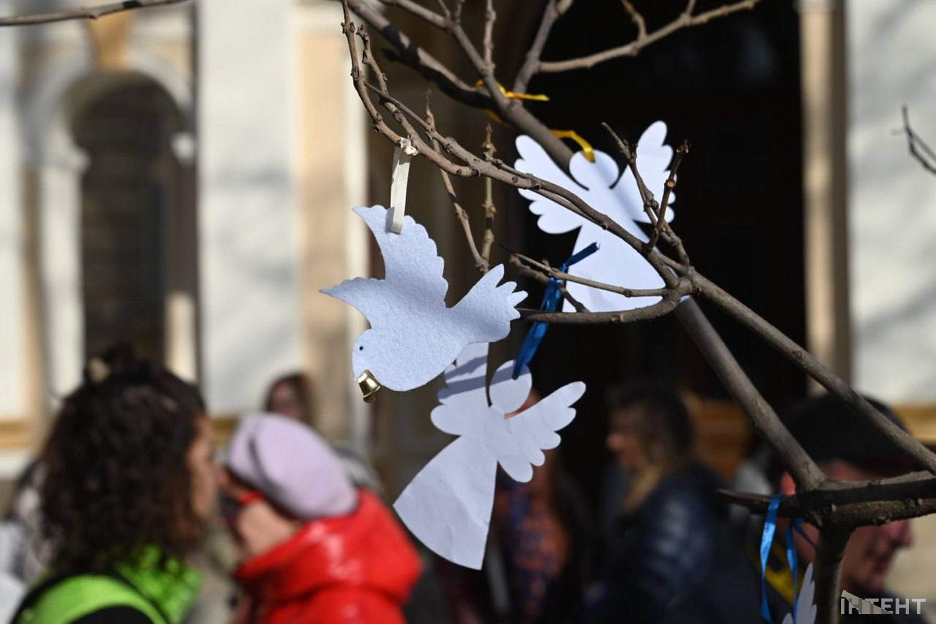 В Одесі вшанували пам'ять вбитих росіянами у драмтеатрі Маріуполя