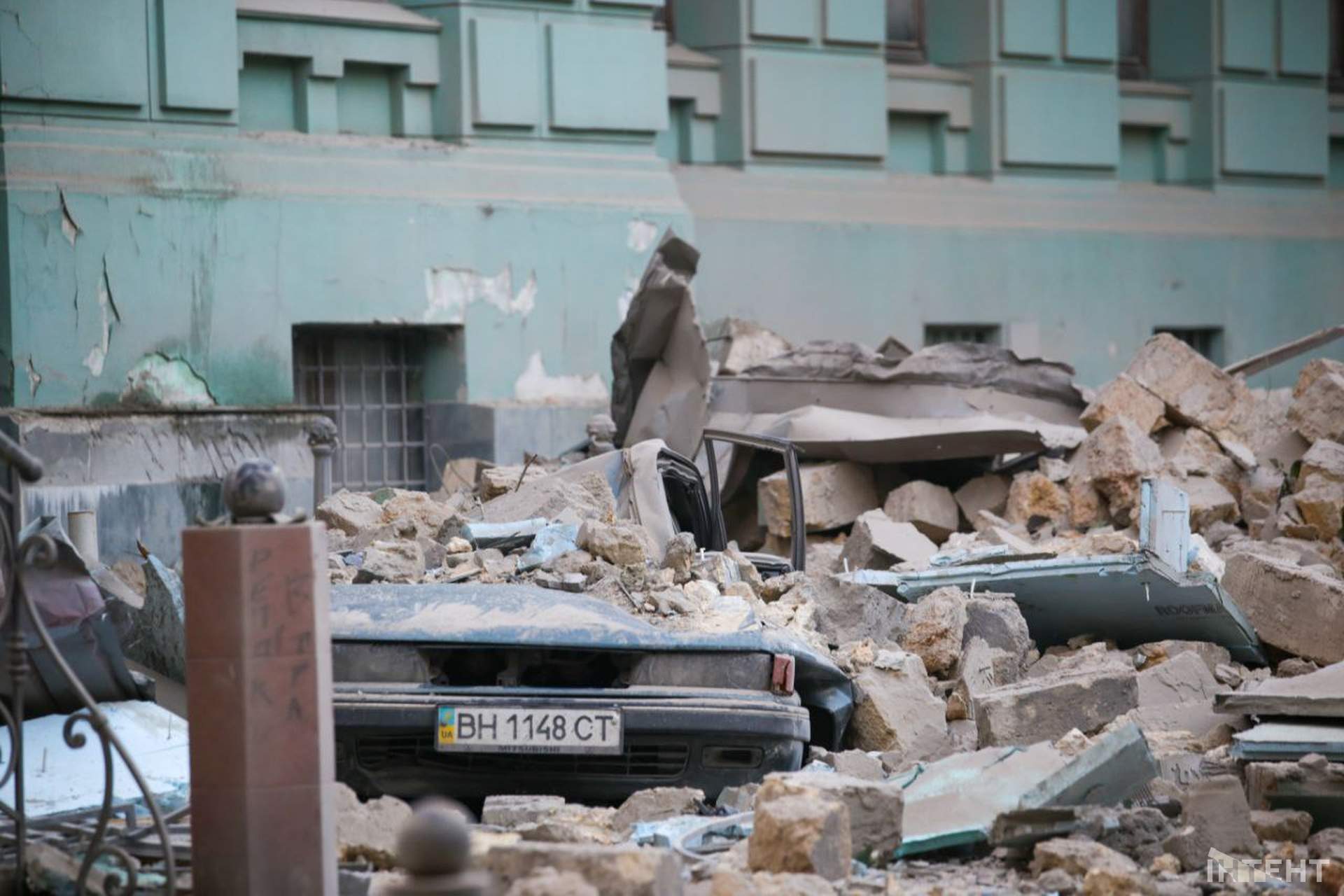 Наслідки нічної атаки росіян по Одесі в світлинах Інтента