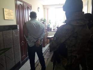 Лидера группы, атаковавшей офис Службы автомобильных дорог в Одесской области, отпустили под обязательство