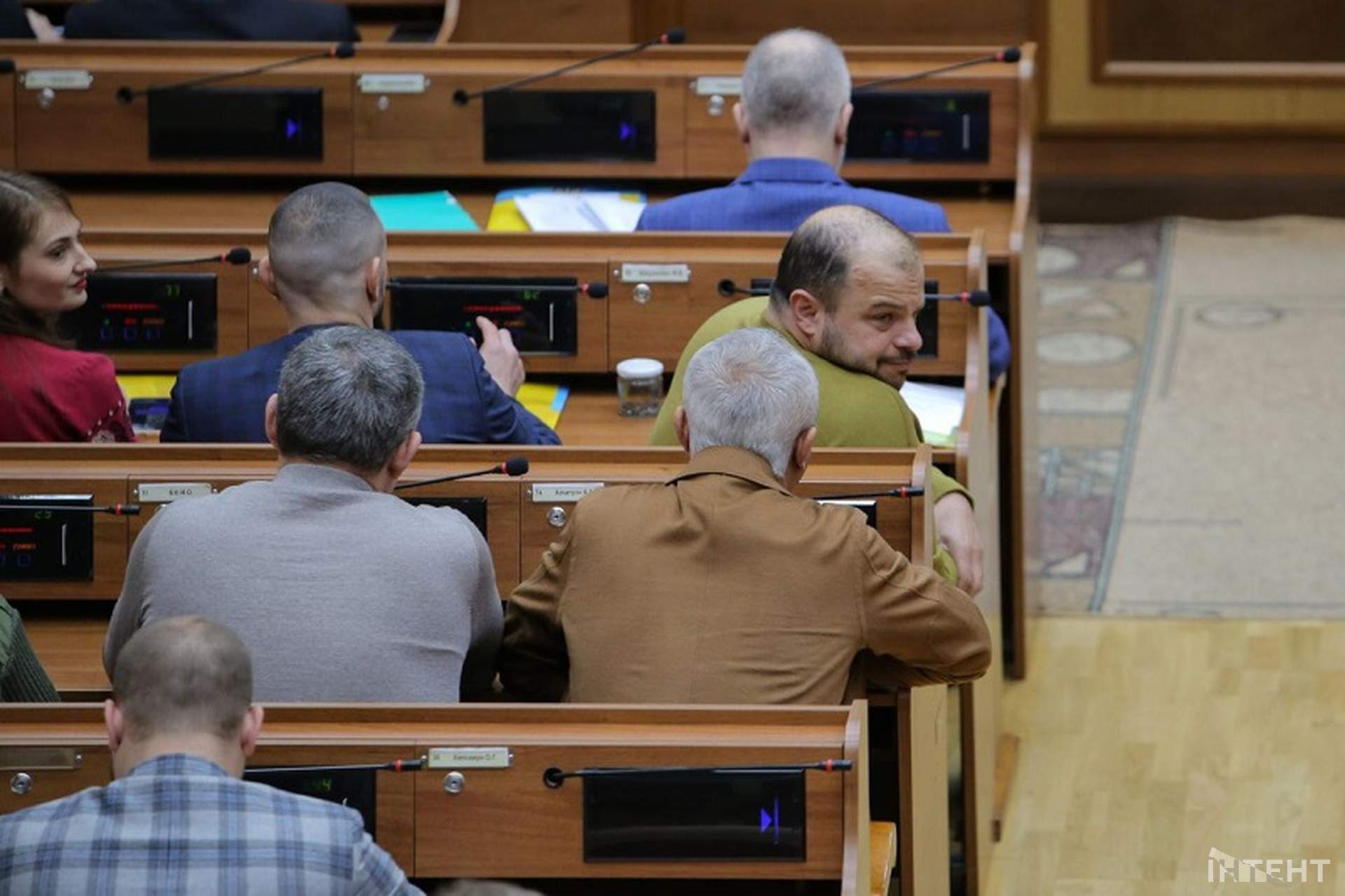 Шрапнель та невдалий перформанс: світлини з сесії Одеської облради