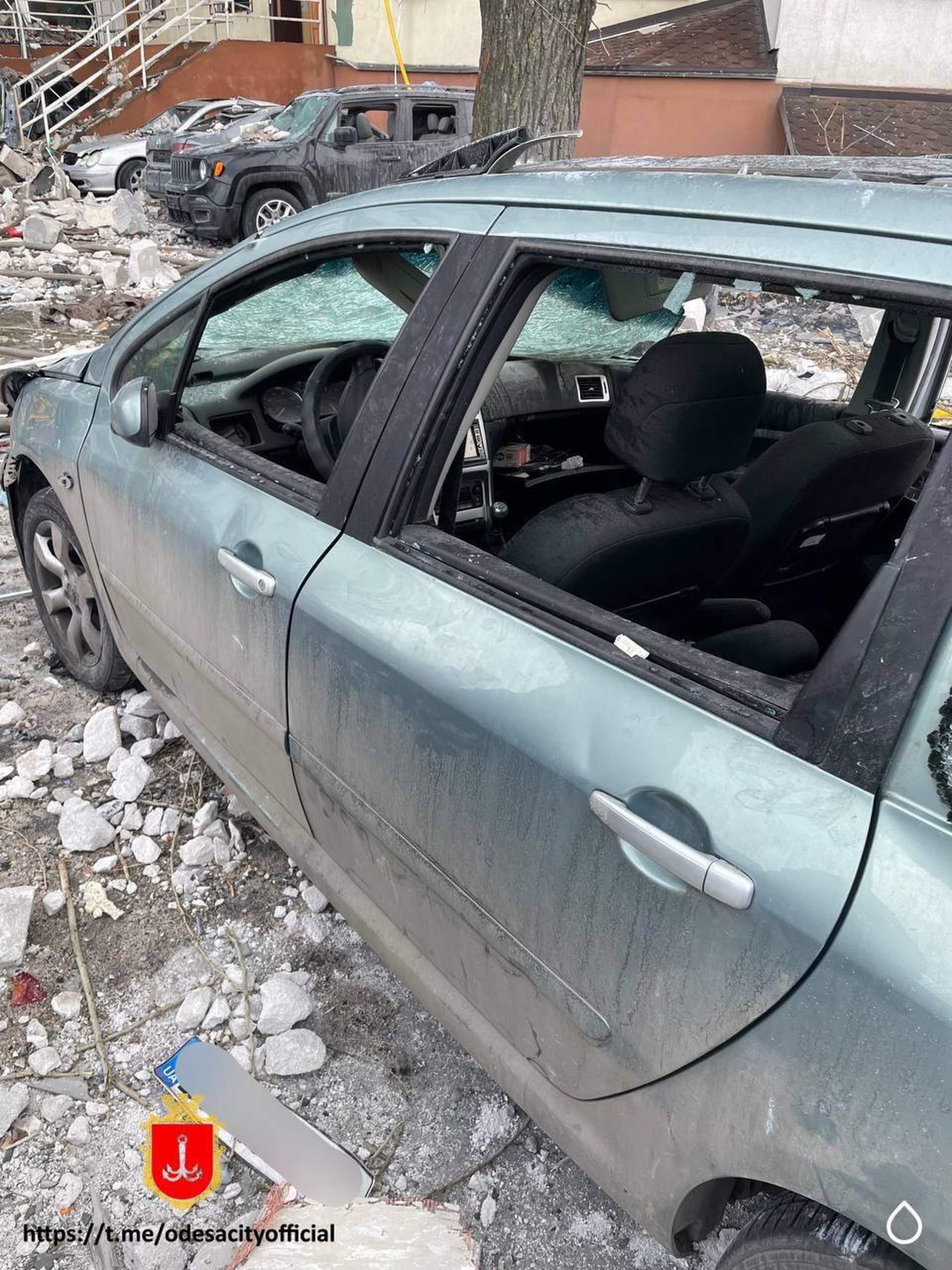 Зруйнований будинок, загиблі люди та розтрощене кладовище:  ворог вгатив по Одесі ракетами