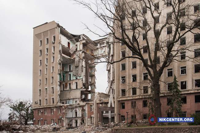 Зруйнована будівля облдержадміністрації. ФОТО: NikCenter