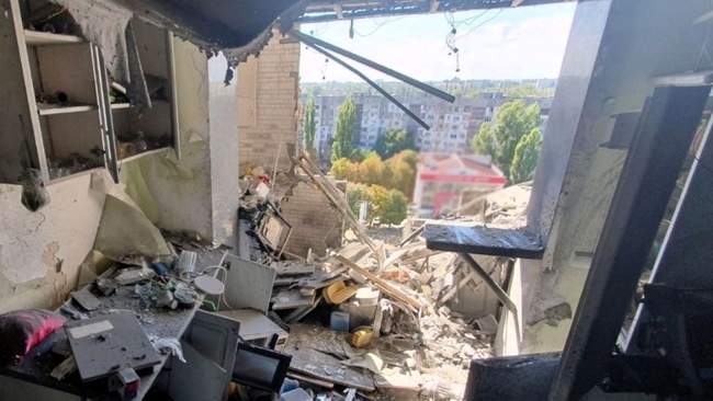 Пошкоджена багатоповерхівка, Херсон. ФОТО: Нацполіція