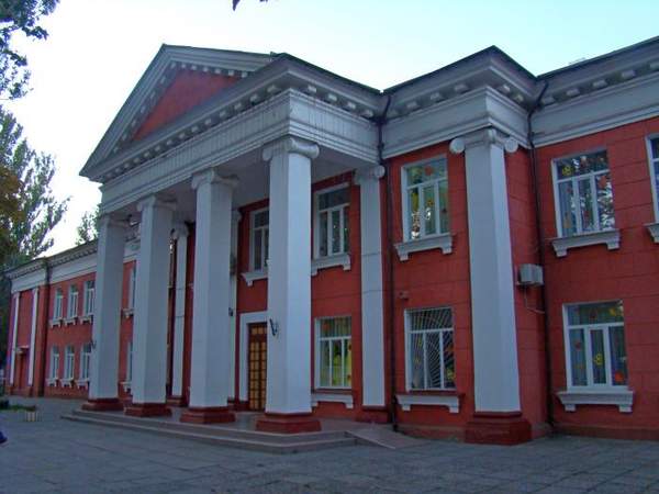 Пов'язана із махінаціями під час будівництва «Вікторії» компанія планує ремонт гімназії, де вчився одеський мер