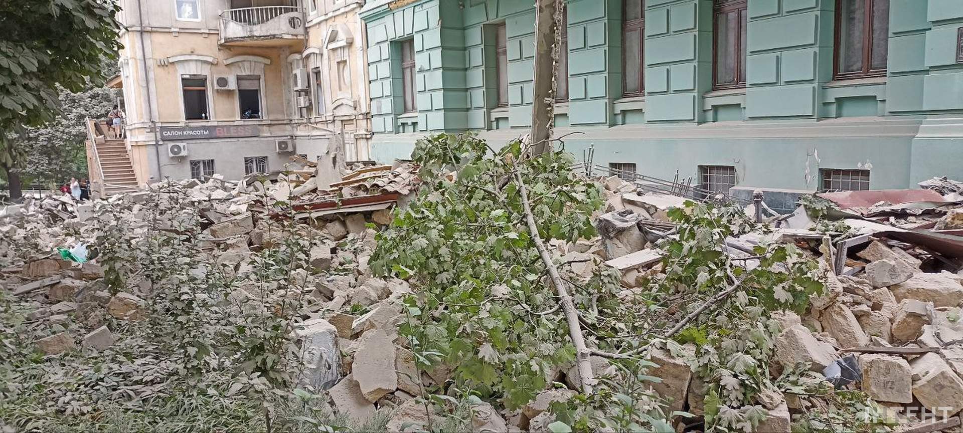 Наслідки нічної атаки росіян по Одесі в світлинах Інтента