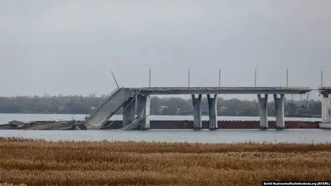 The blown up Antonivskyi Bridge near Kherson. Photo: Radio Liberty