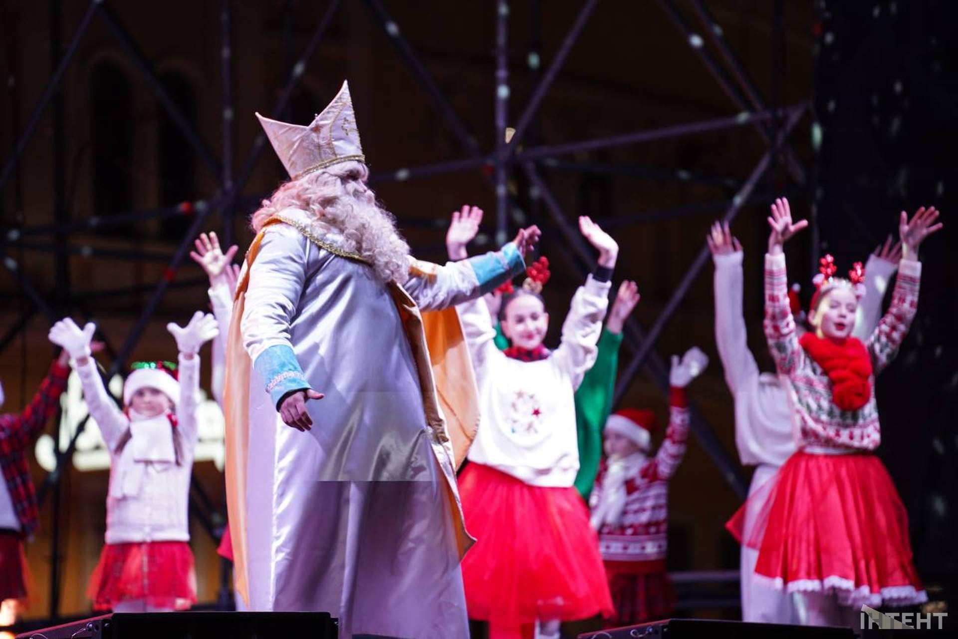 В Одесі запалили головну новорічну ялинку міста