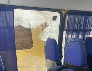 Оккупанты обстреляли в Херсоне автобусы коммунального предприятия, медицинское учреждение и АЗС