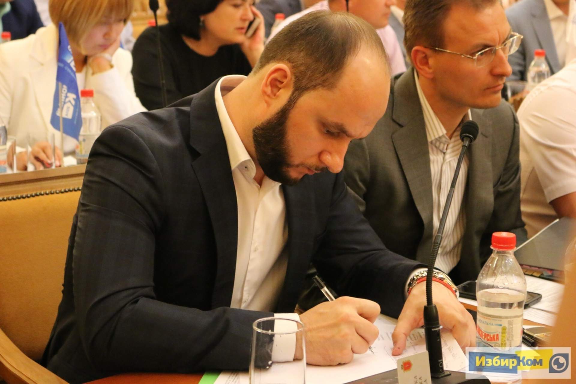 Сессия Одесского городского совета: недопуск журналистов и покупка дубинок муниципальной охране