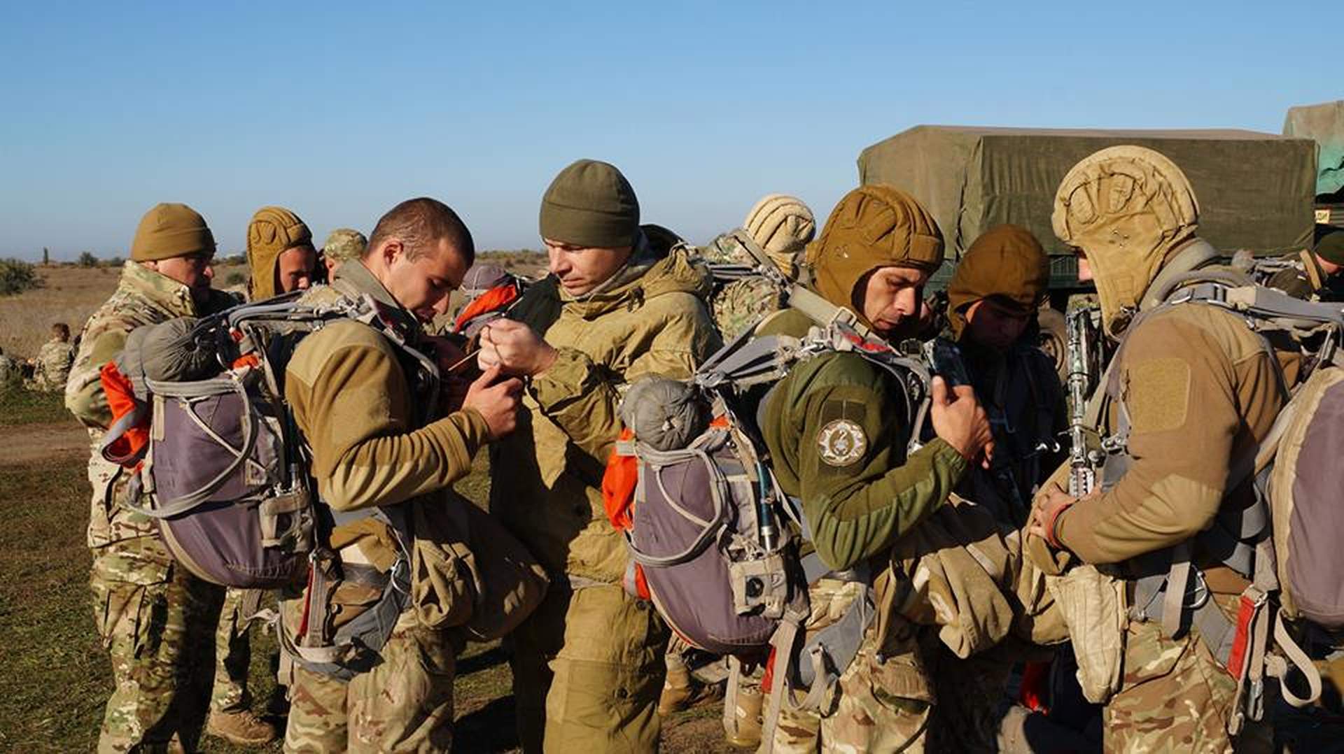 Спецпризначенці Військової служби правопорядку стрибали з парашутами