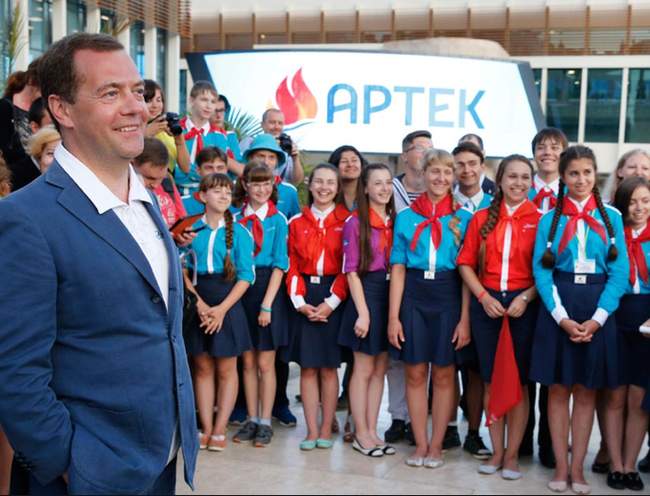 Експрем'єр-міністр росії Медведєв в ''Артеку'', 2015. ФОТО: wikimedia