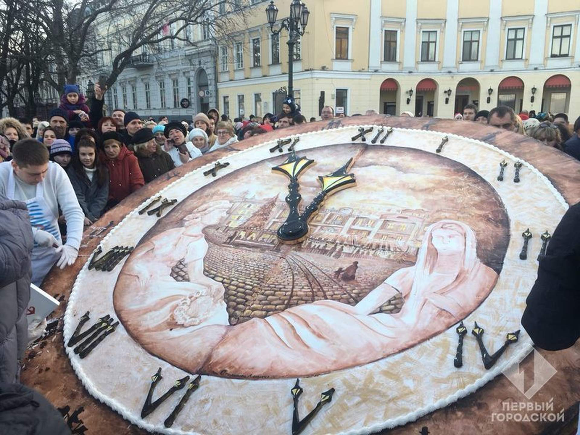 Новый год в Одессе: торт, елки и морские купания