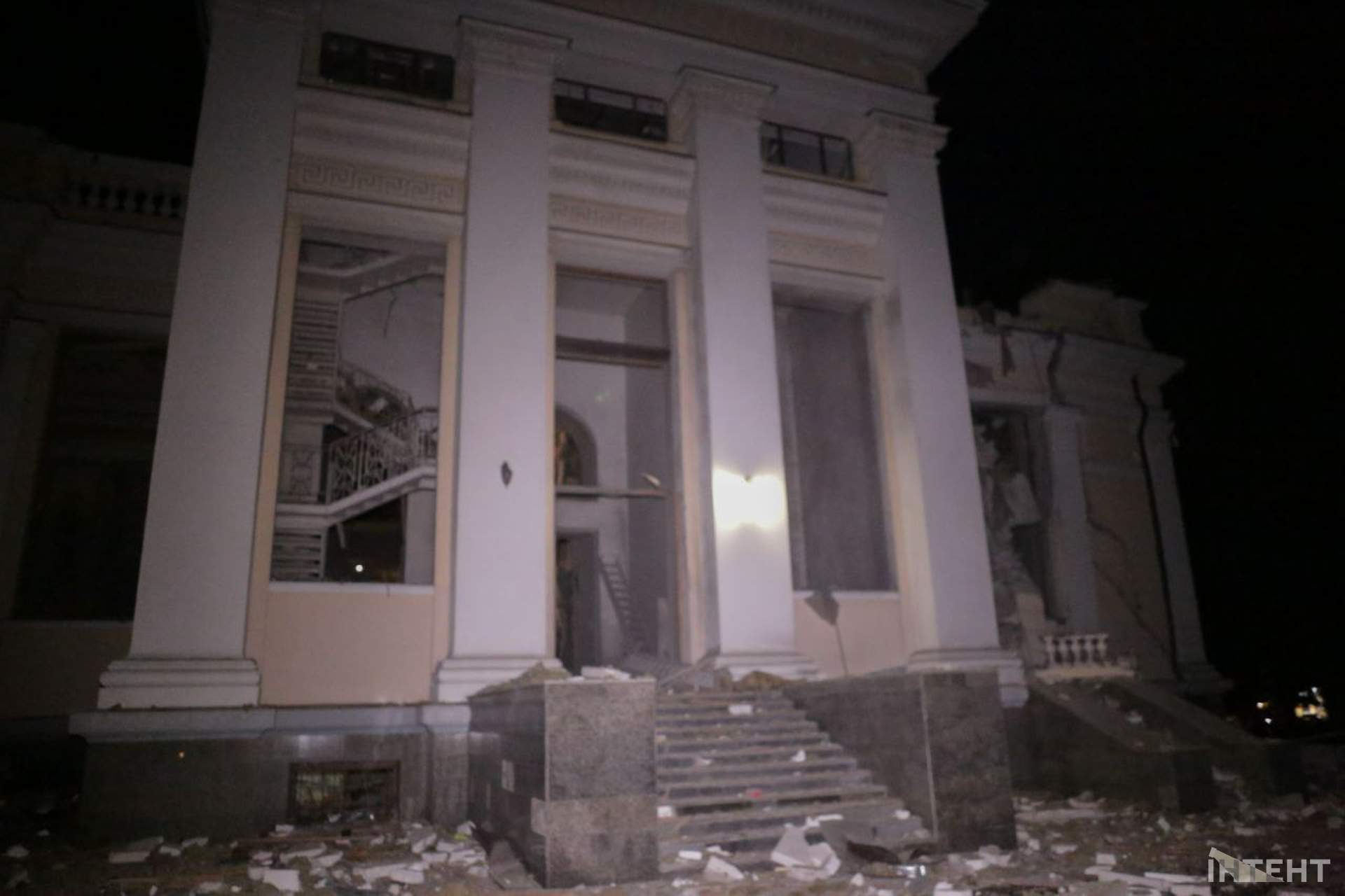 Наслідки нічної атаки росіян по Одесі в світлинах Інтента