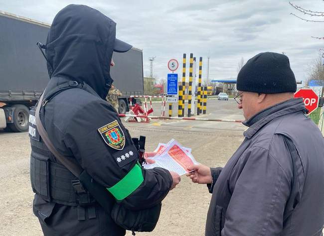 Як безпечно виїхати за кордон і не дозволити ошукати себе: поради міграційної поліції