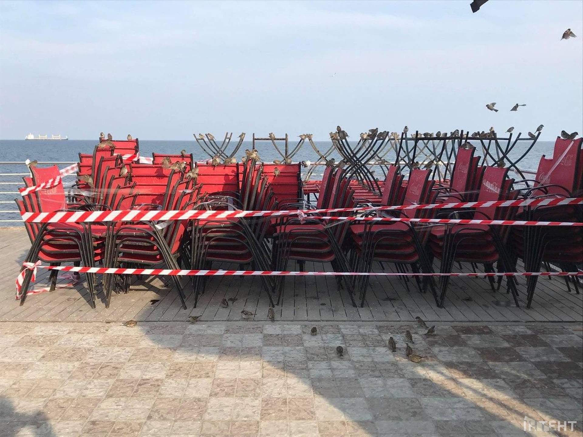 Вікенд на Ланжероні: смугасті стрічки не зупиняють одеситів, які вийшли погуляти