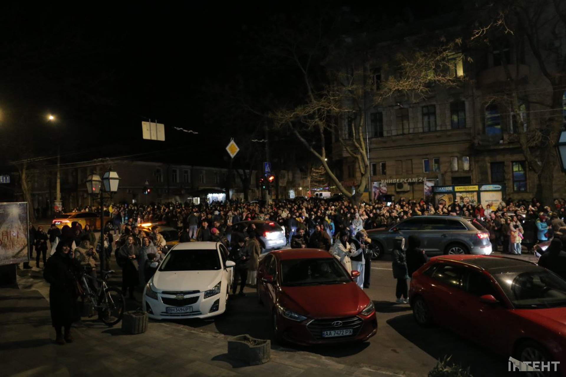 Швейцарський художник два дні поспіль розмальовує історичні будівлі в Одесі