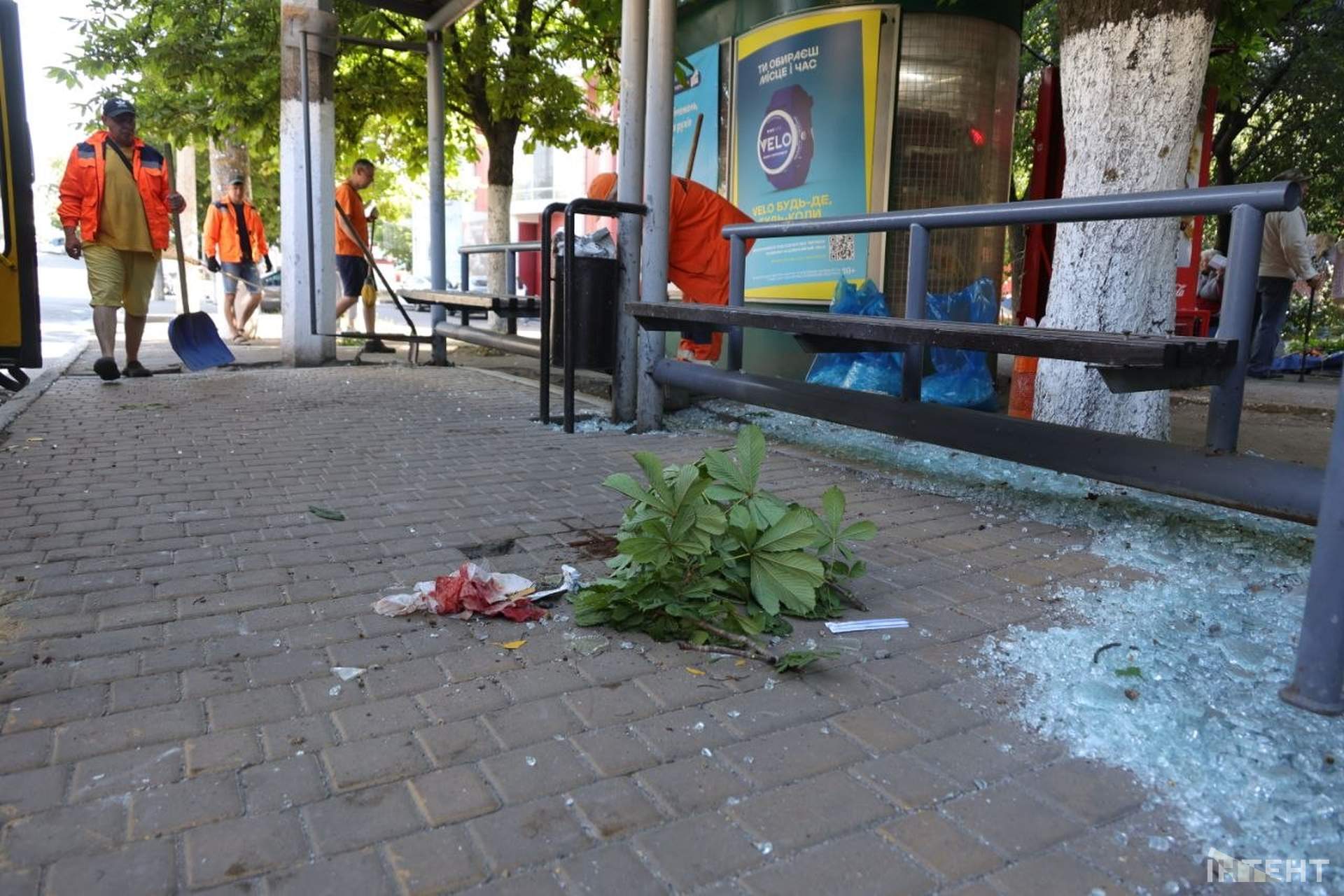 Зранку в Одесі росіяни поцілили в зупинку транспорту й поранили людей