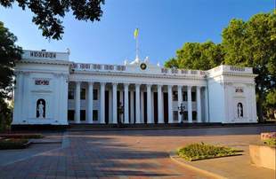 Нова начальниця управління фізкультури в Одесі зберігає 70 тисяч доларів готівкою