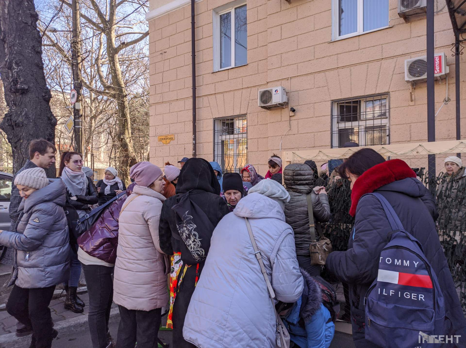 Одеські волонтери на знак протесту плетуть сітки біля податкової