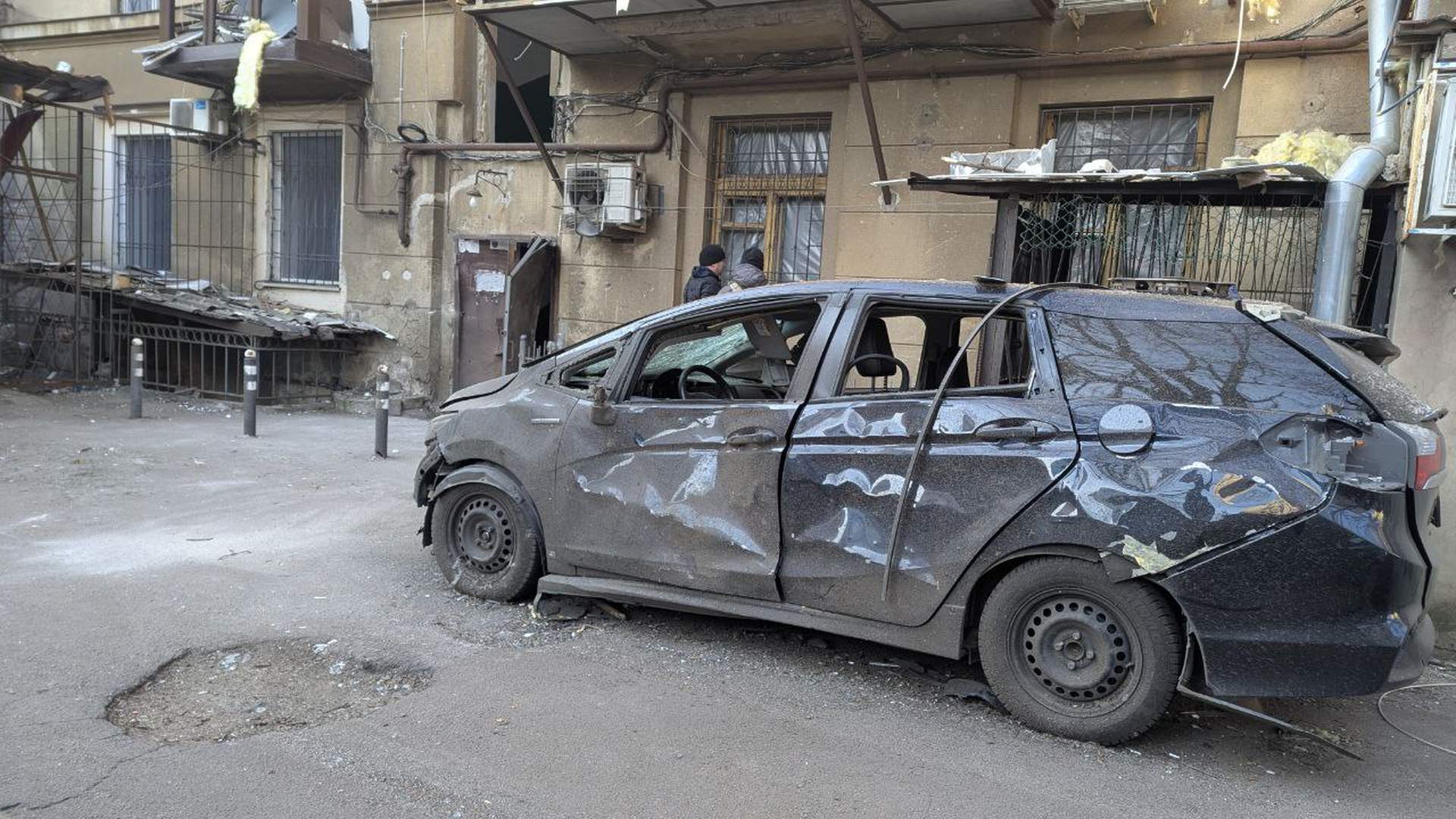 Внаслідок двох хвиль нічних атак в Одесі постраждали шість жителів