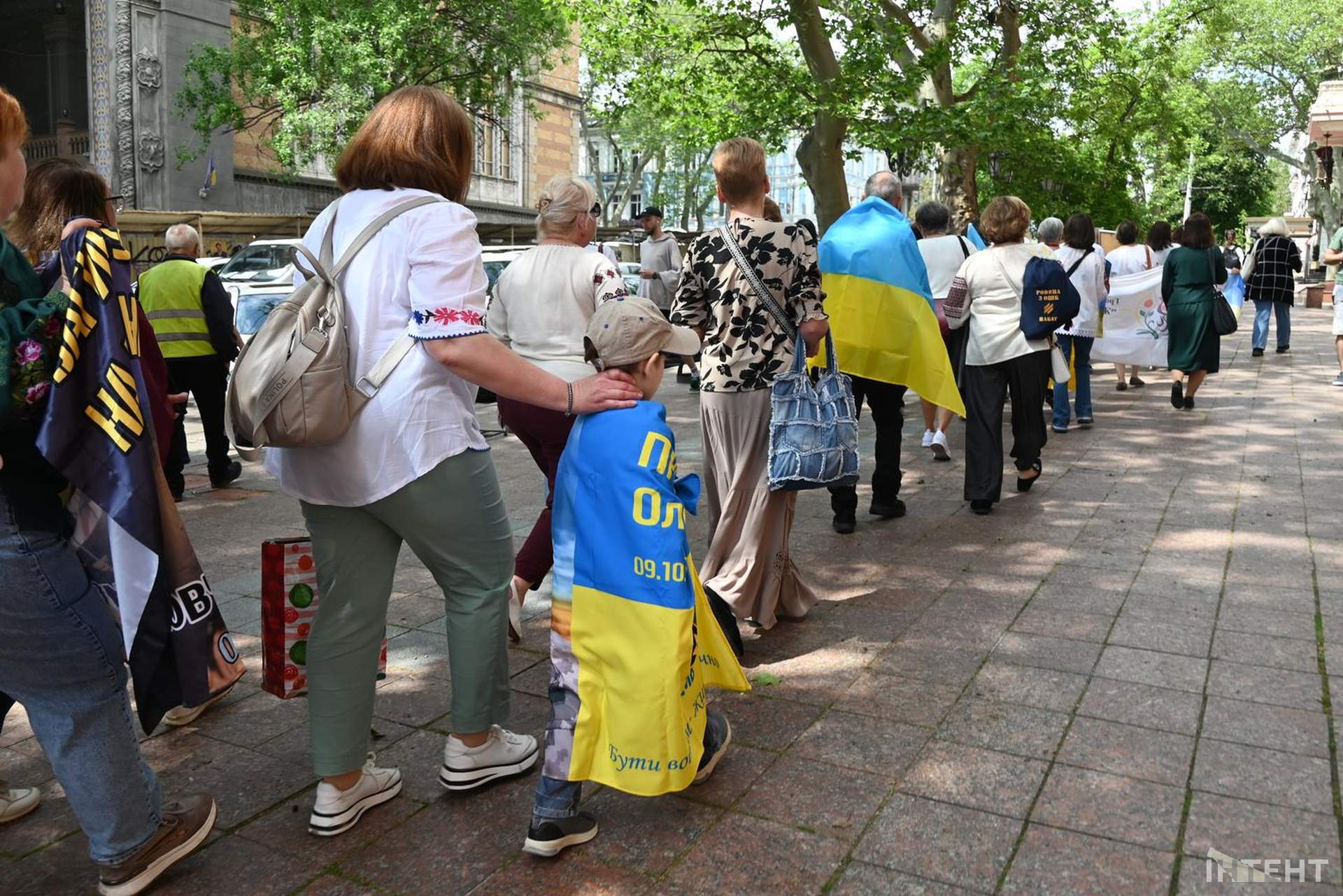 Лампадки, стрічки та хода пам’яті: в Одесі відбулася акція до Дня вишиванки