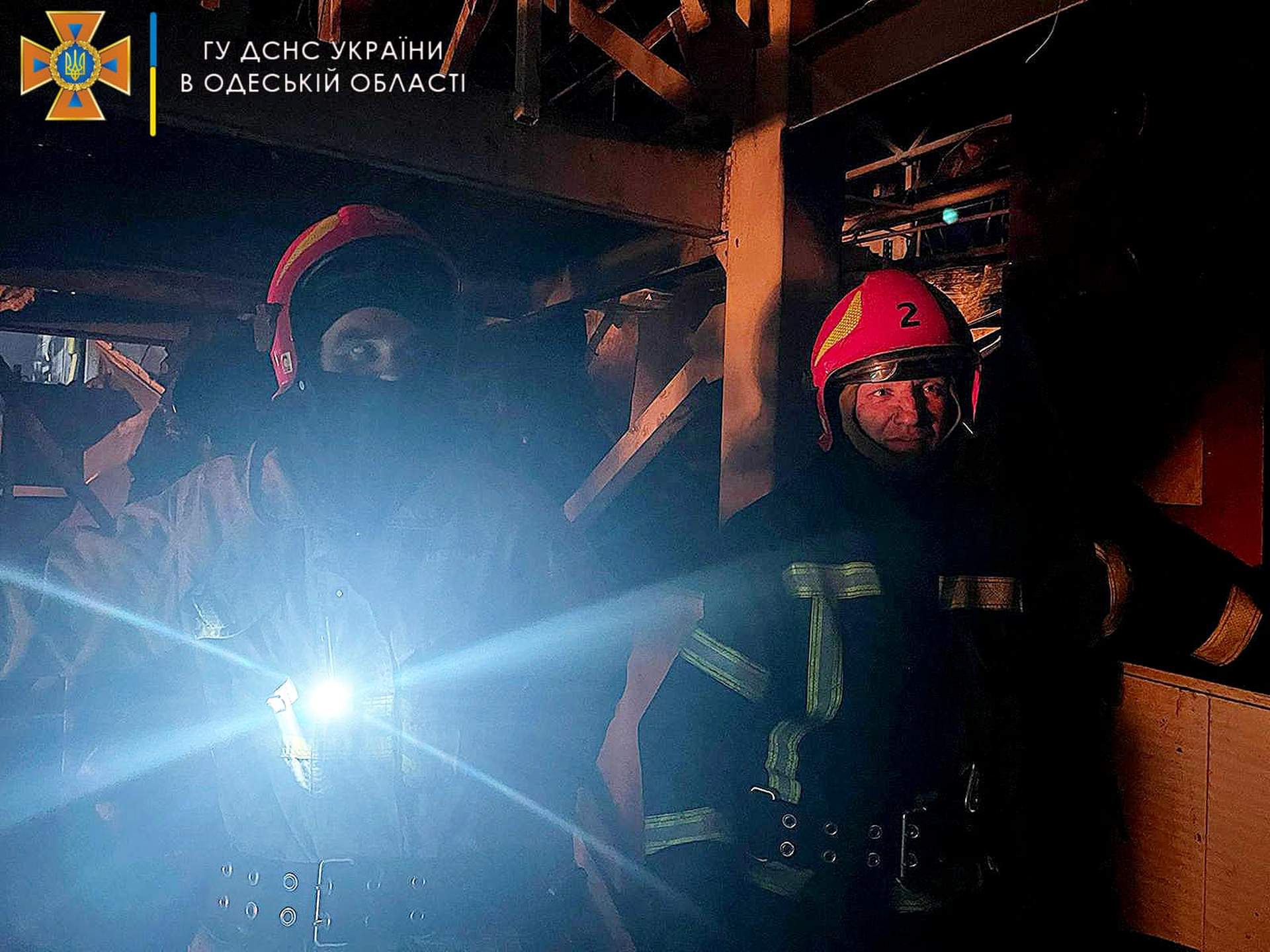 Як пожежники боролися із результатом ракетного удару по Одесі та що залишилось від торгового центру