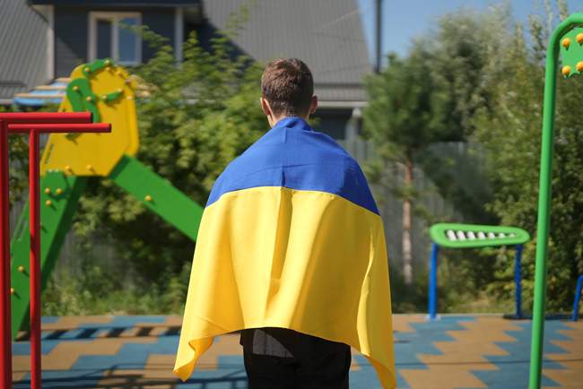 Юноша с флагом. ФОТО: Save Ukraine