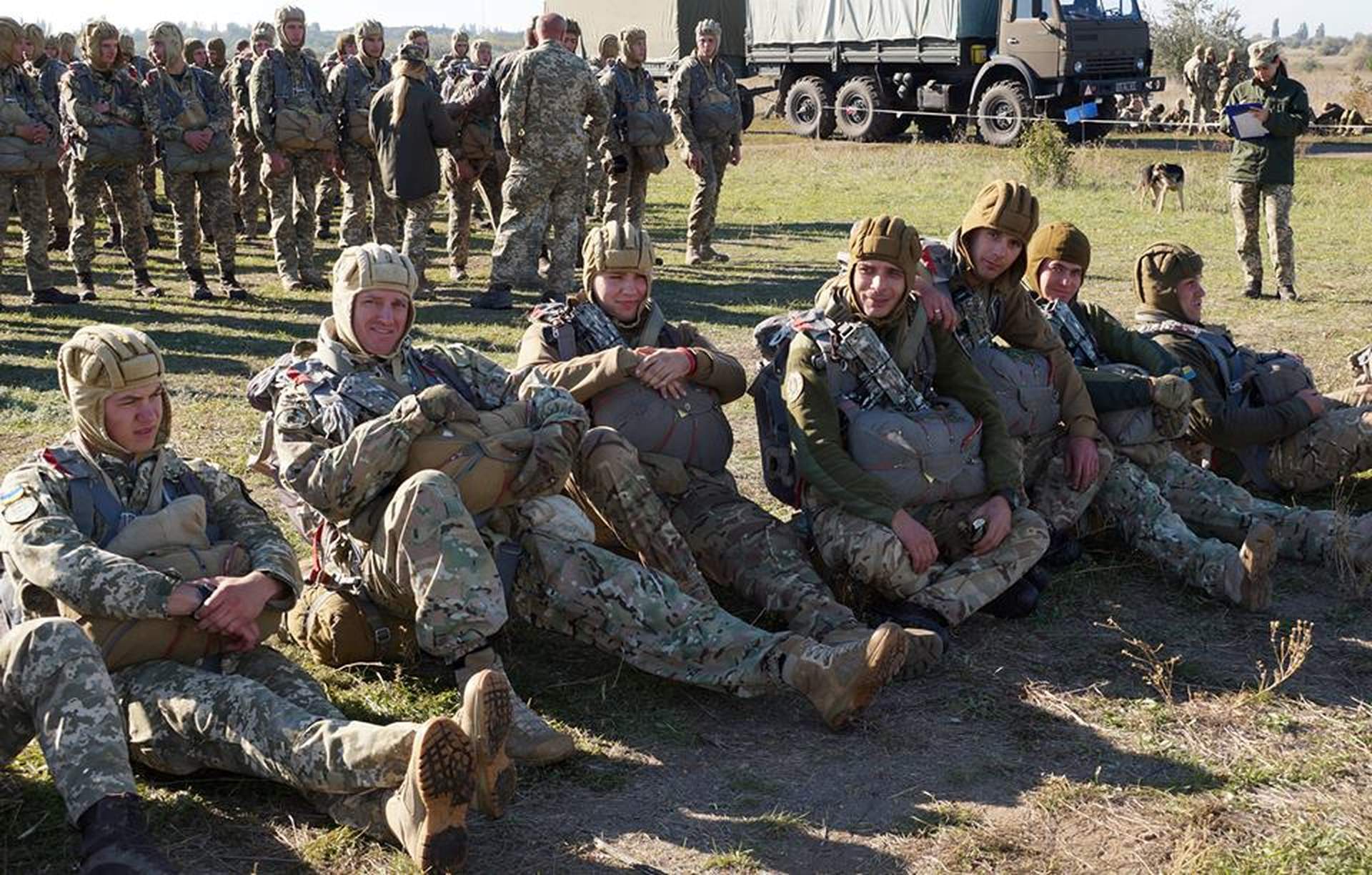 Спецпризначенці Військової служби правопорядку стрибали з парашутами