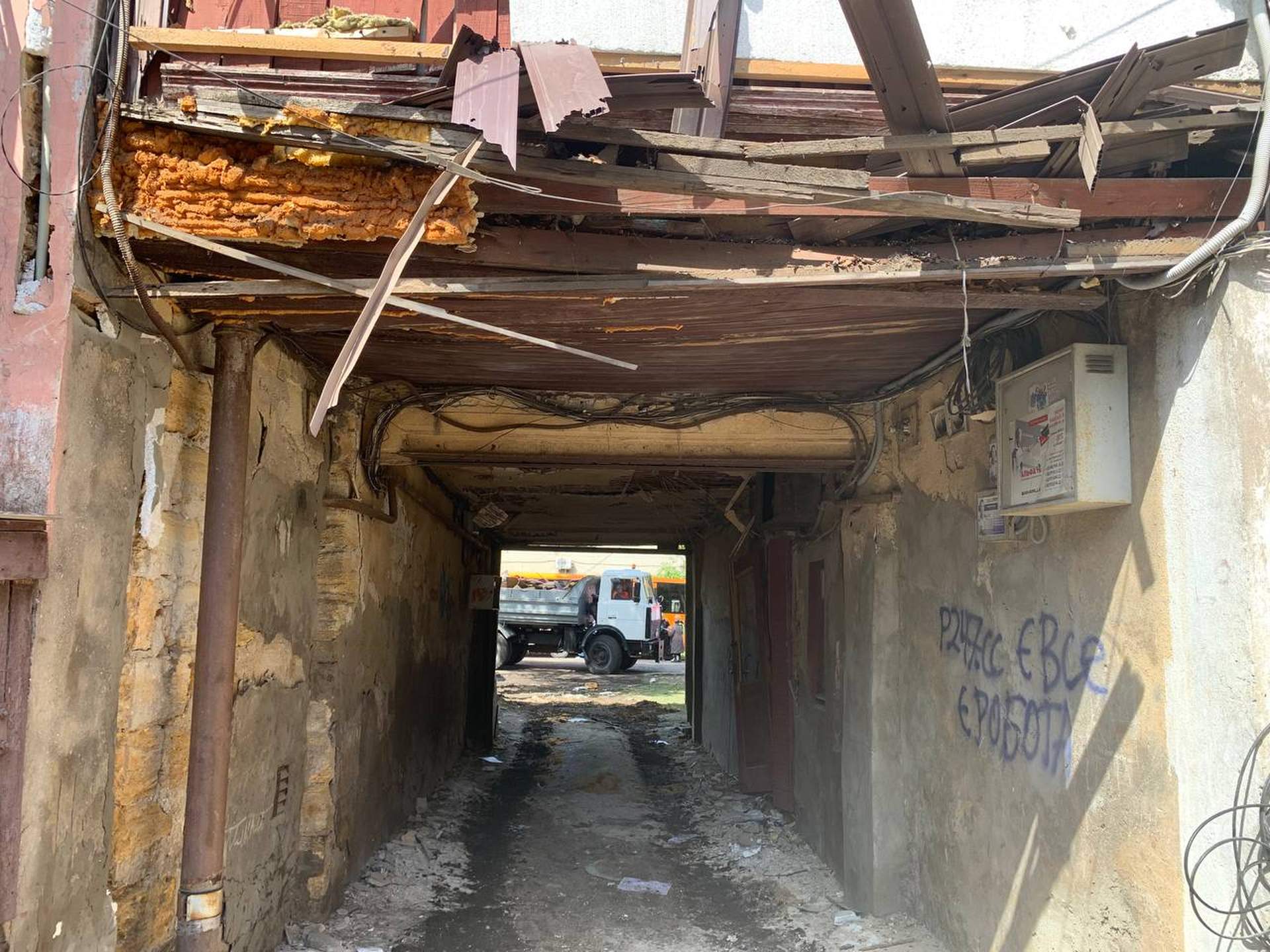 Наслідки влучання російського дрона в житлові будинки Одеси у світлинах