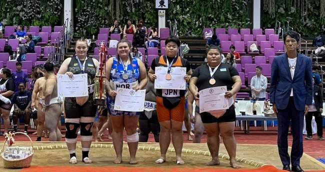 Sumo wrestlers. PHOTOS: Kherson OVA