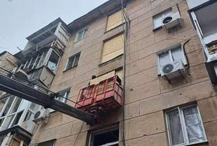 Комунальники закрили плівкою 212 вікон в будинках, постраждалих від останньої атаки на Одесу