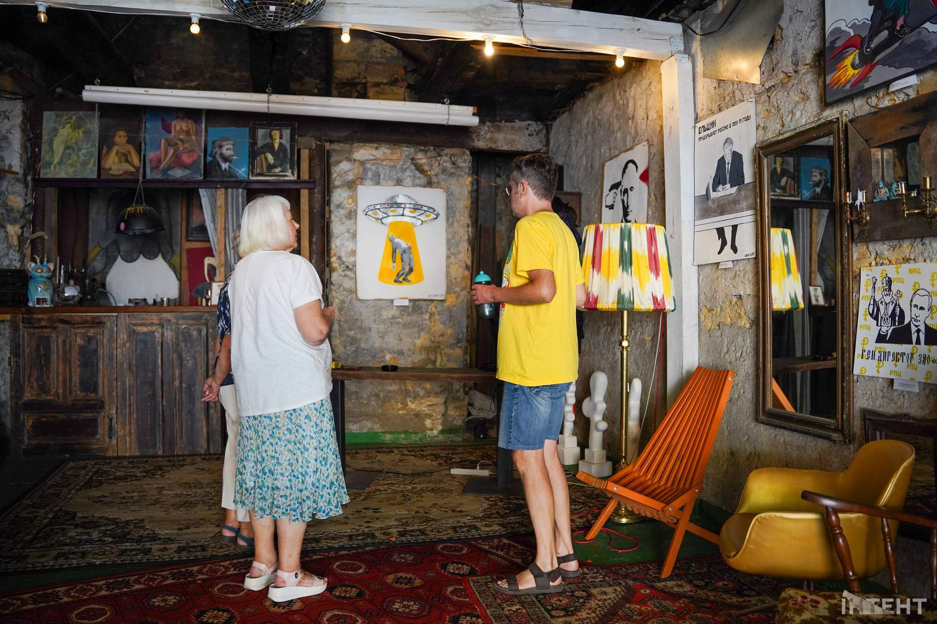 Під мостом в Одесі показали самогубство путіна та як Єльцин вигадував рф