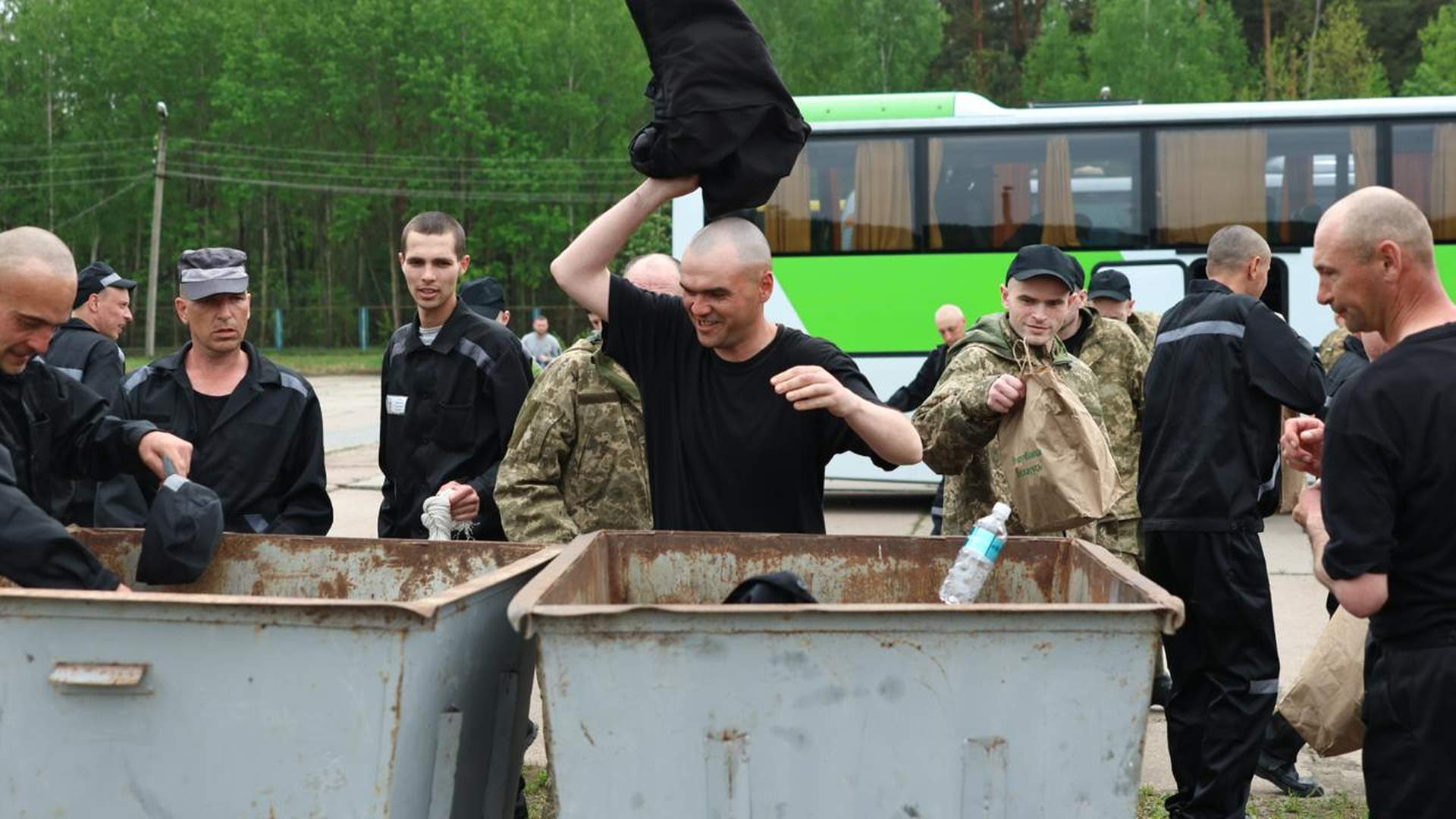 В Україну повернули ще 303 полонених у рамках обміну тисячі на тисячу