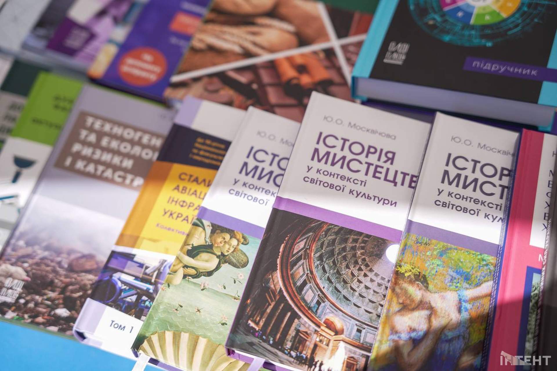 Одеська бібліотека прийняла ювілейну виставку-форум "Українська книга на Одещині"