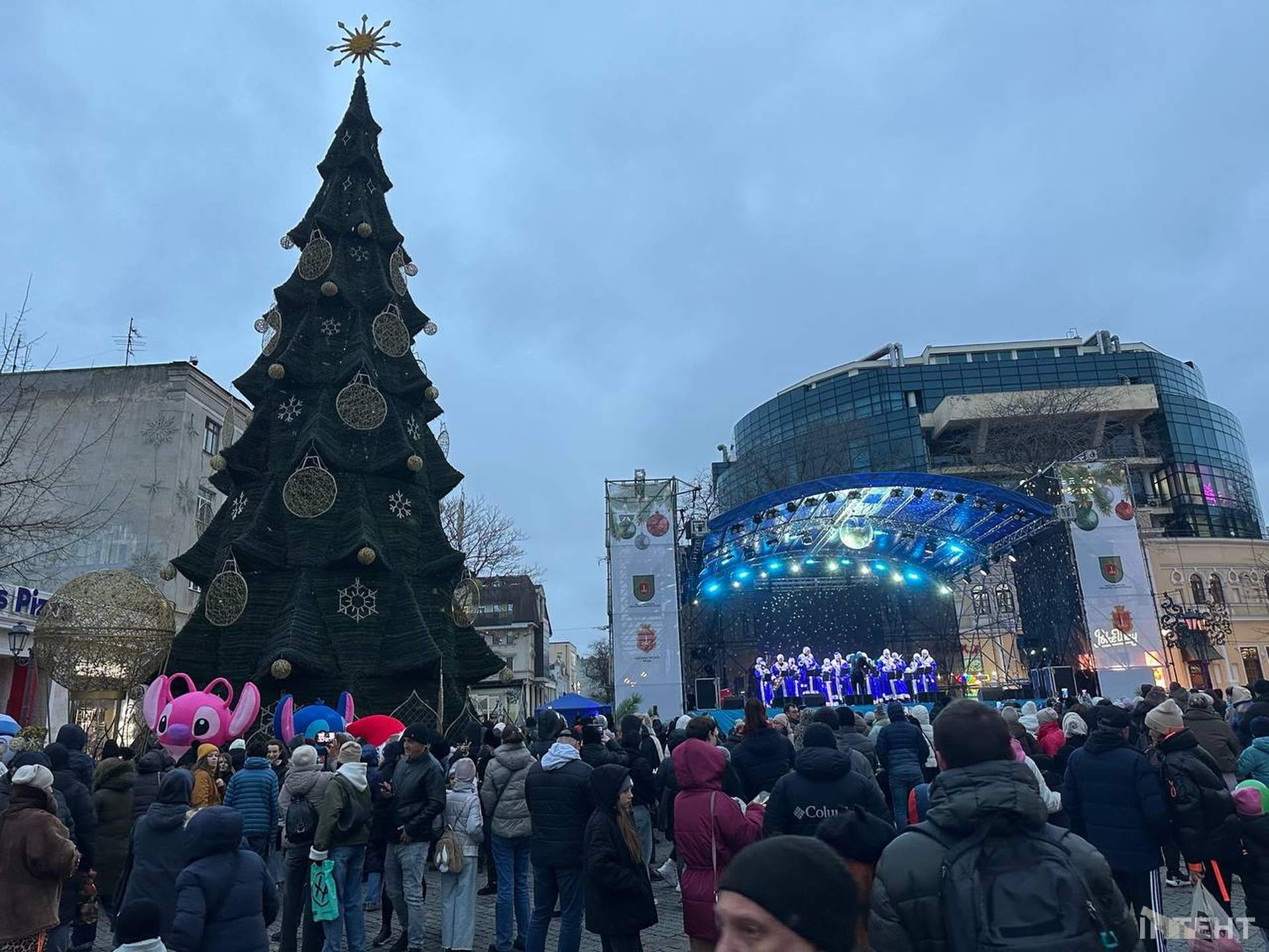 В Одесі запалили головну новорічну ялинку міста