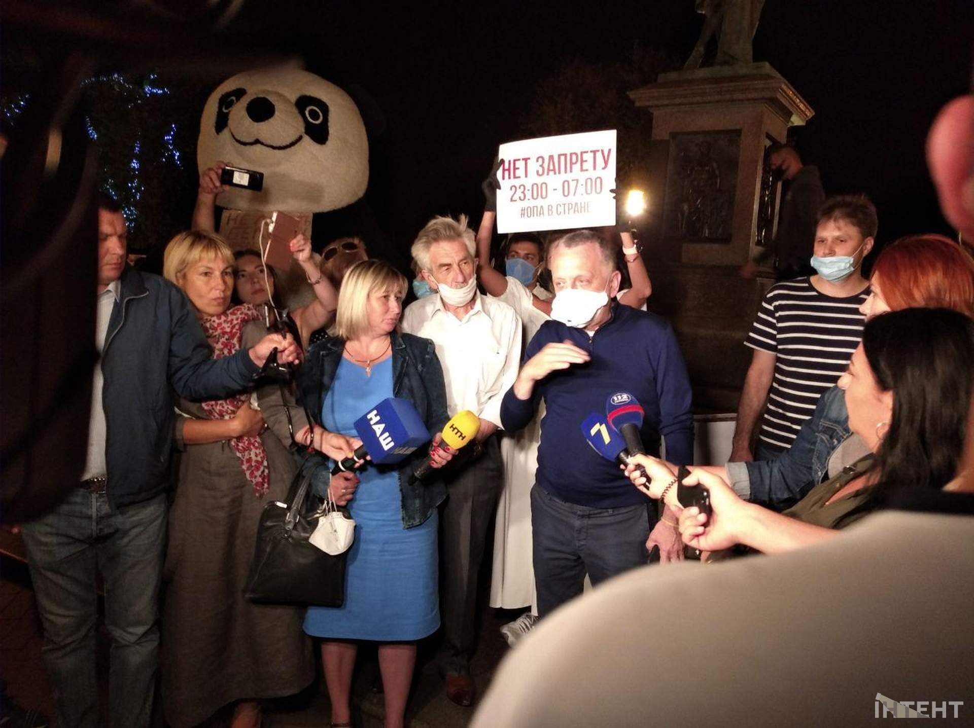 Сотни одесситов протестовали против закрытия вечерних заведений