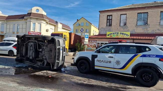 Перевернутый автомобиль ТЦК и СП. ФОТО: suspilne.media