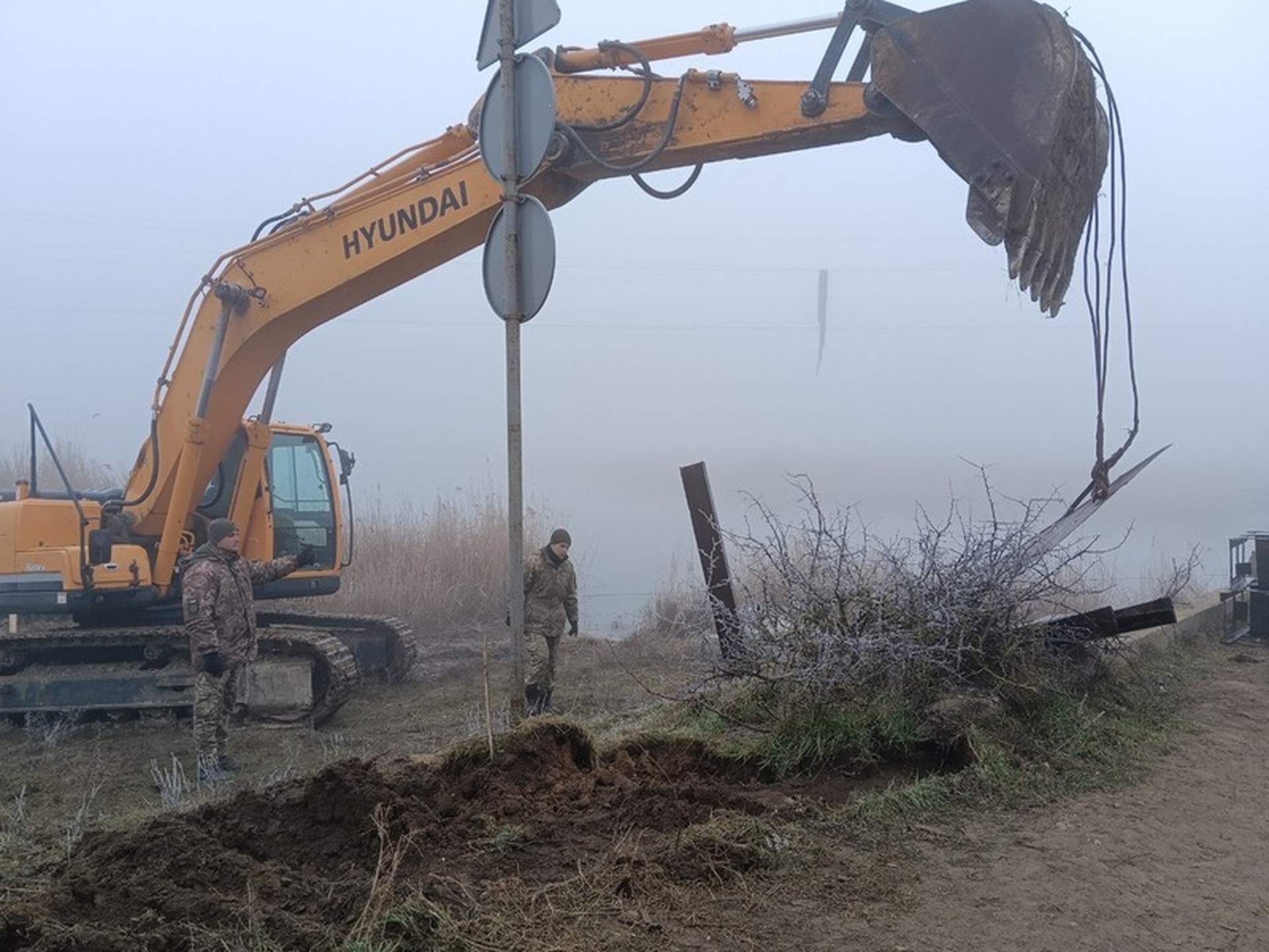 Військові інженери зводять міст на деокупованій Миколаївщині