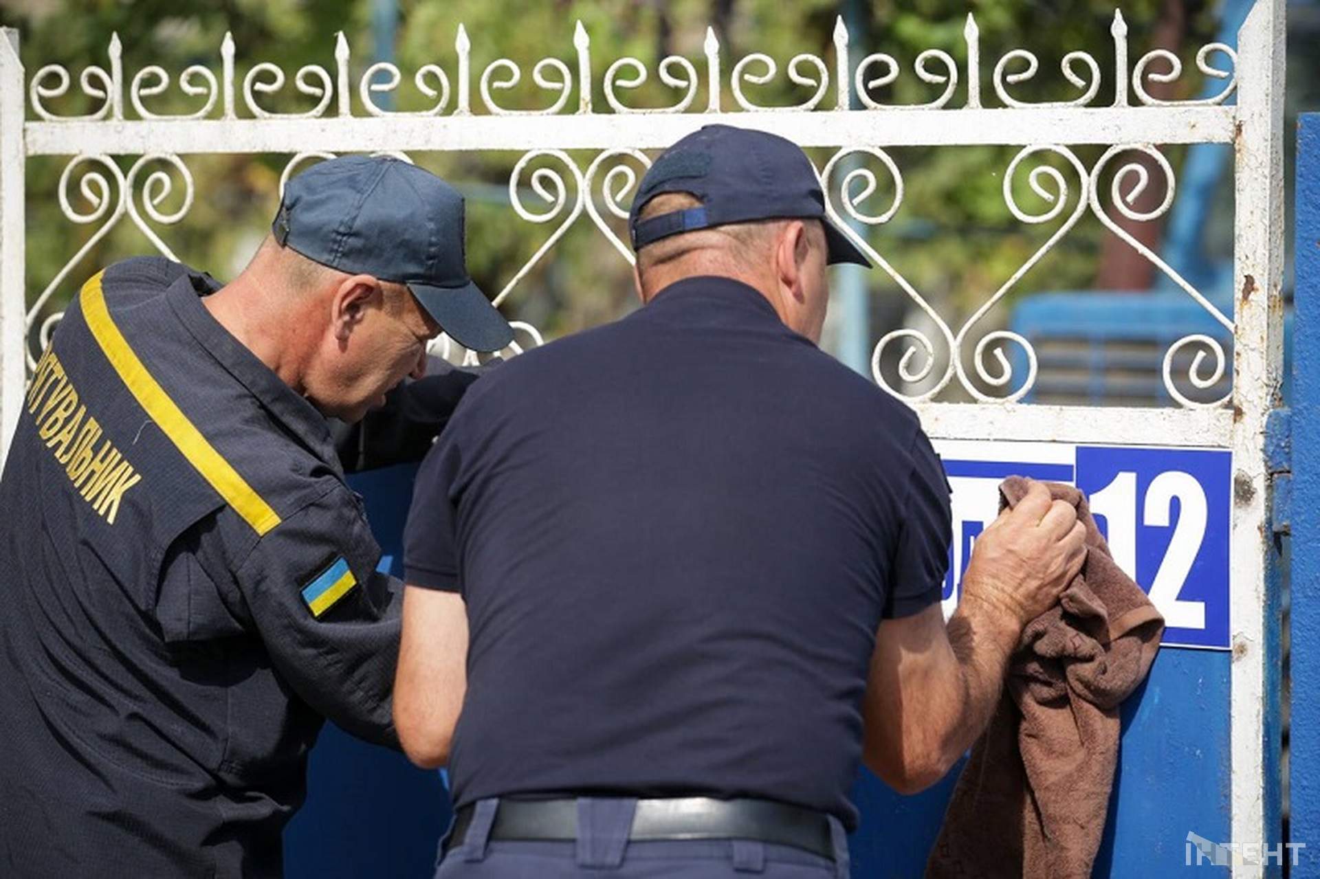 Рятувальники Одещини замінили таблички на вулиці, названій на честь загиблого колеги