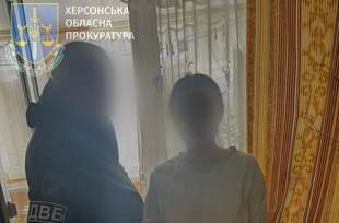 Жителька Херсона допомагала окупантам займатися міграцією населення