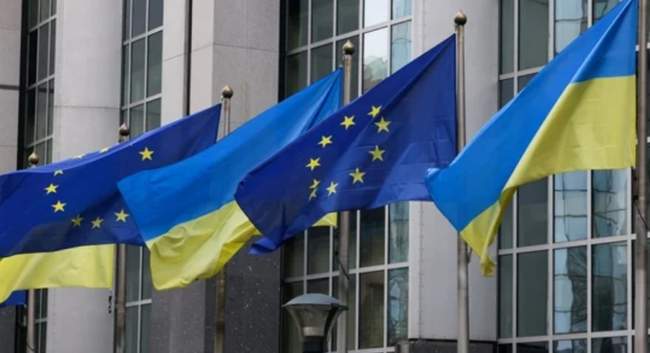 Прапори України біля будівлі Єврокомісії в Брюселі. Фото: REUTERS/Yves Herman/File Photo