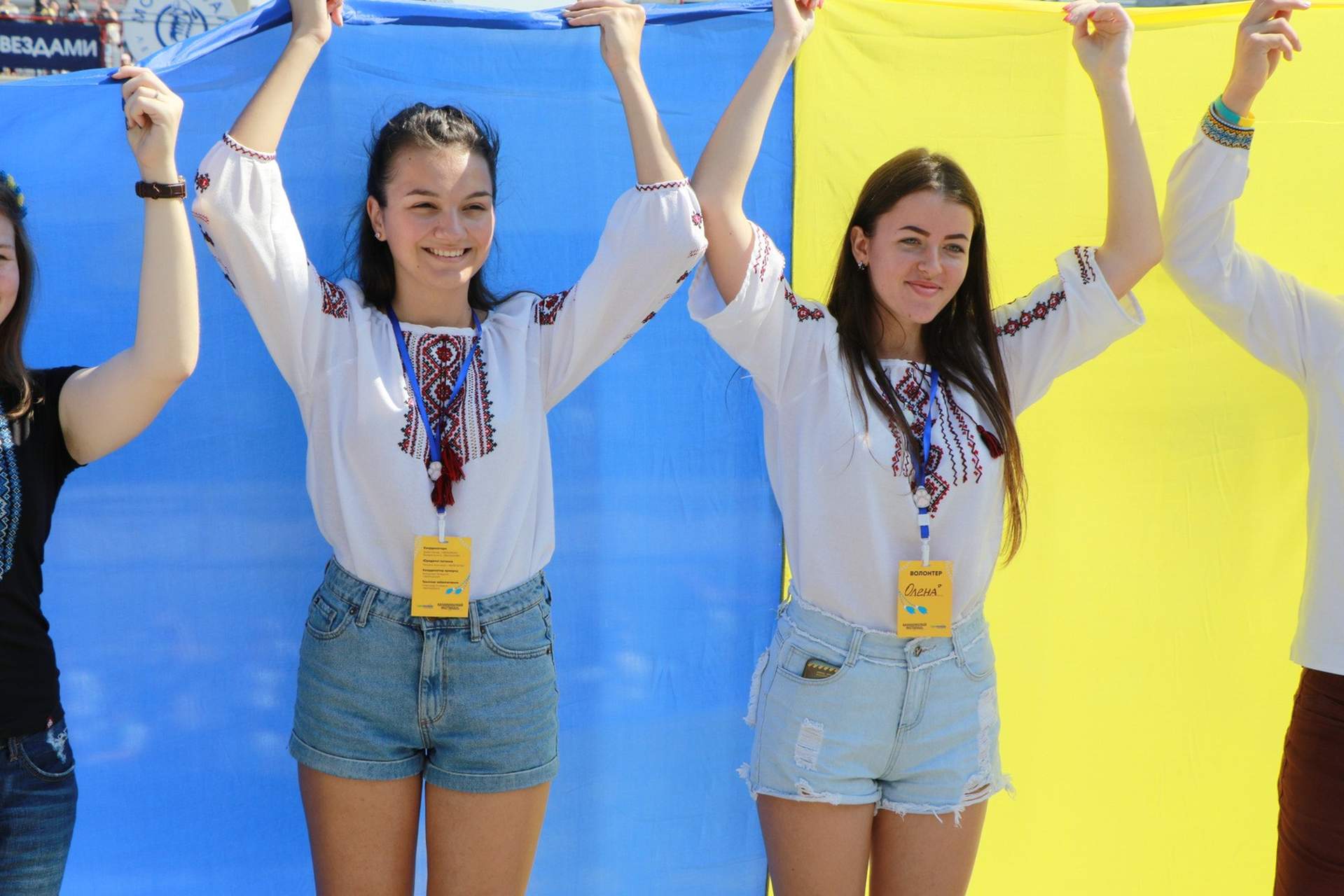 В Одессе развернули 28-метровый флаг Украины и посвятили акцию заложникам Кремля