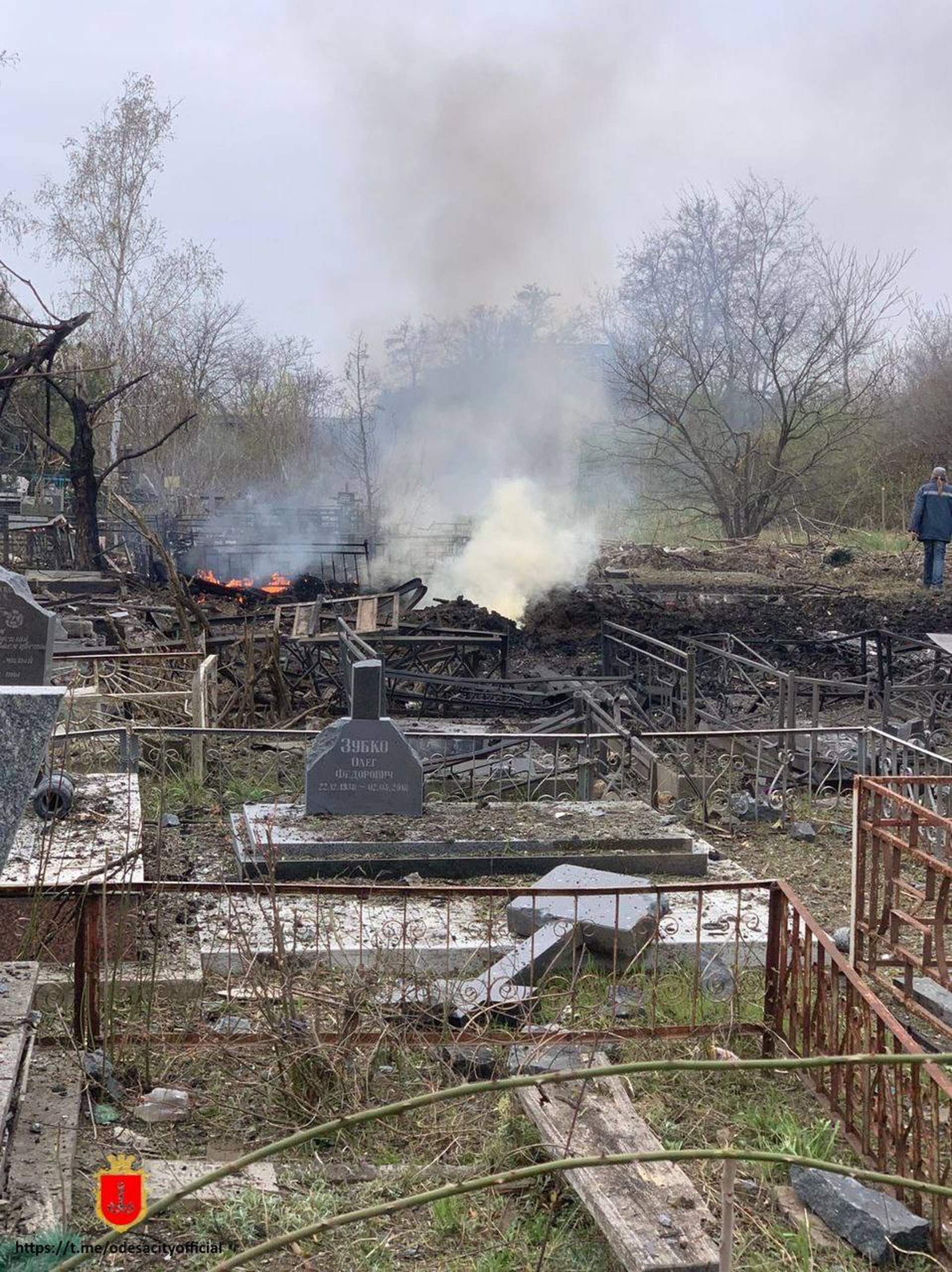 Зруйнований будинок, загиблі люди та розтрощене кладовище:  ворог вгатив по Одесі ракетами