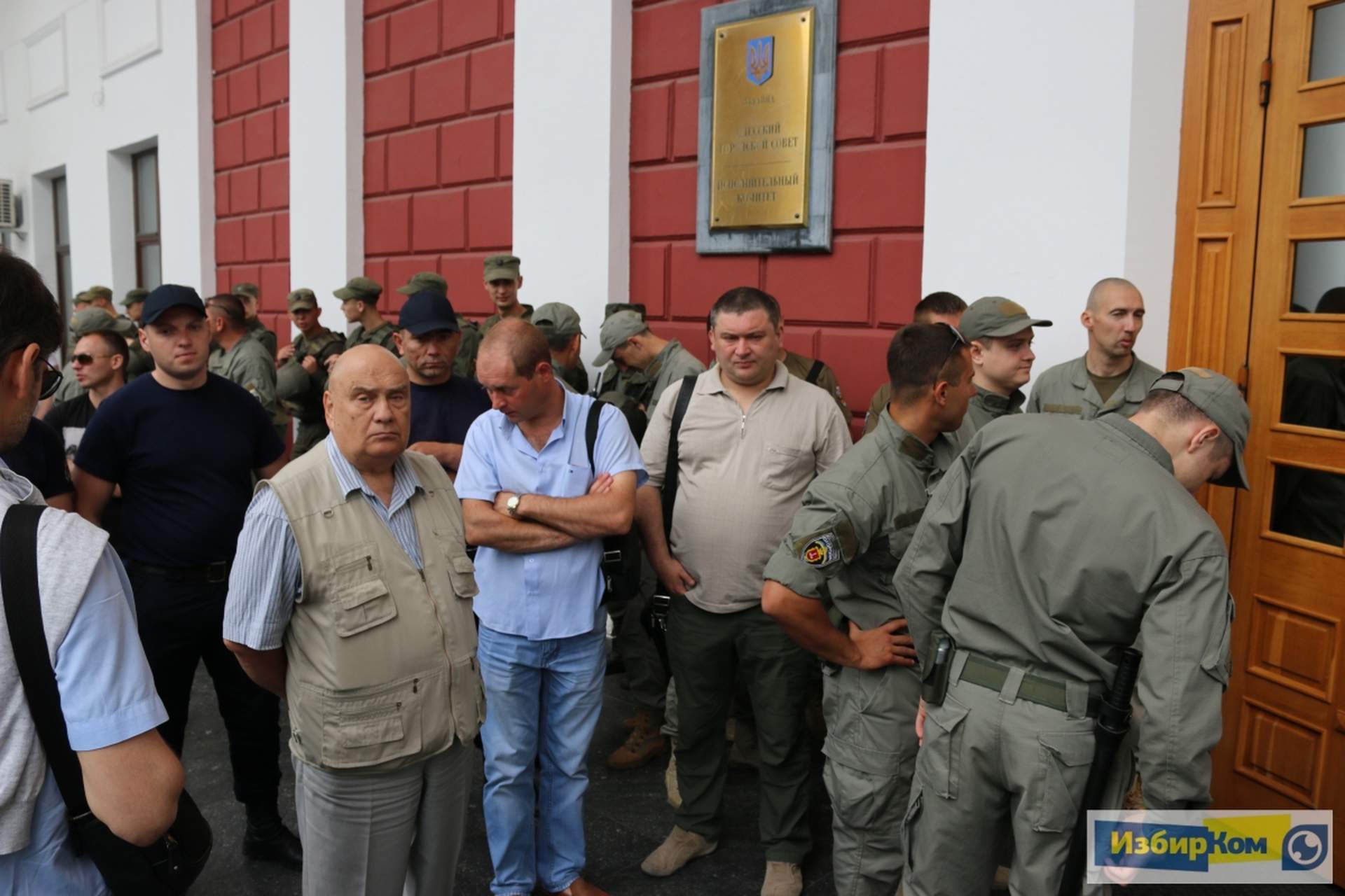 Сессия Одесского городского совета: недопуск журналистов и покупка дубинок муниципальной охране
