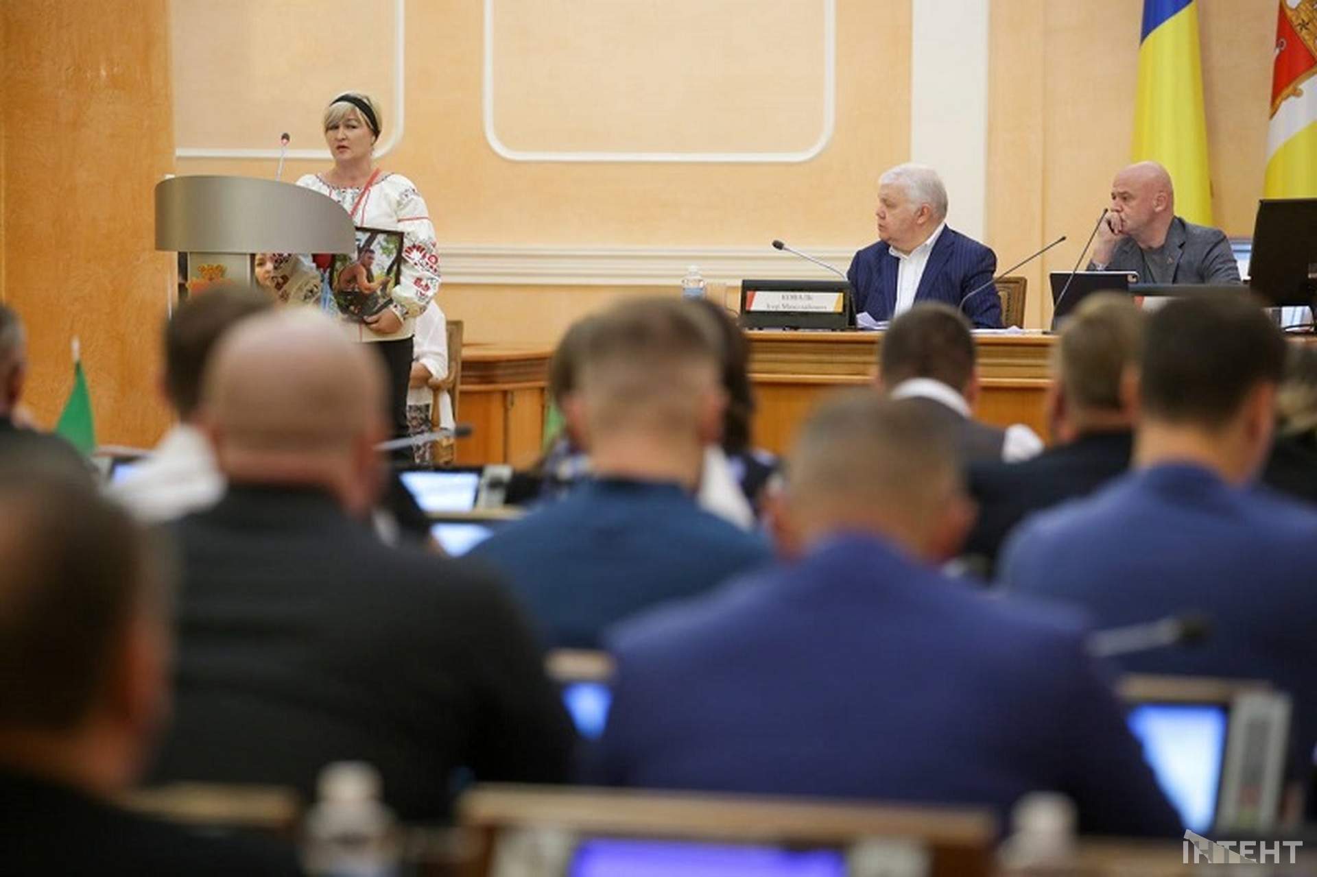 Бурхлива сесія та мітинг у світлинах Інтента