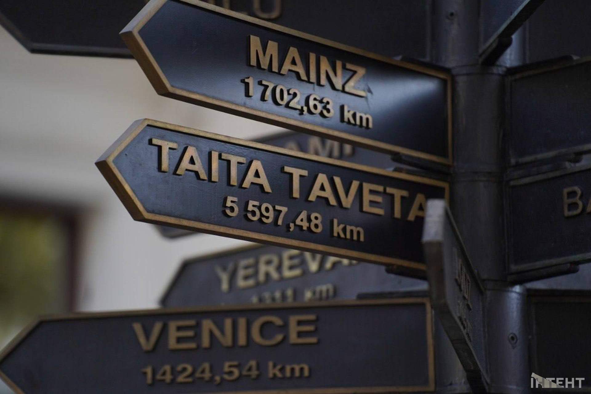 В Одесі на покажчику міст-побратимів зʼявилися нові назви