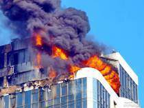 При тушении пожара в  24-этажном доме пострадали двое спасателей