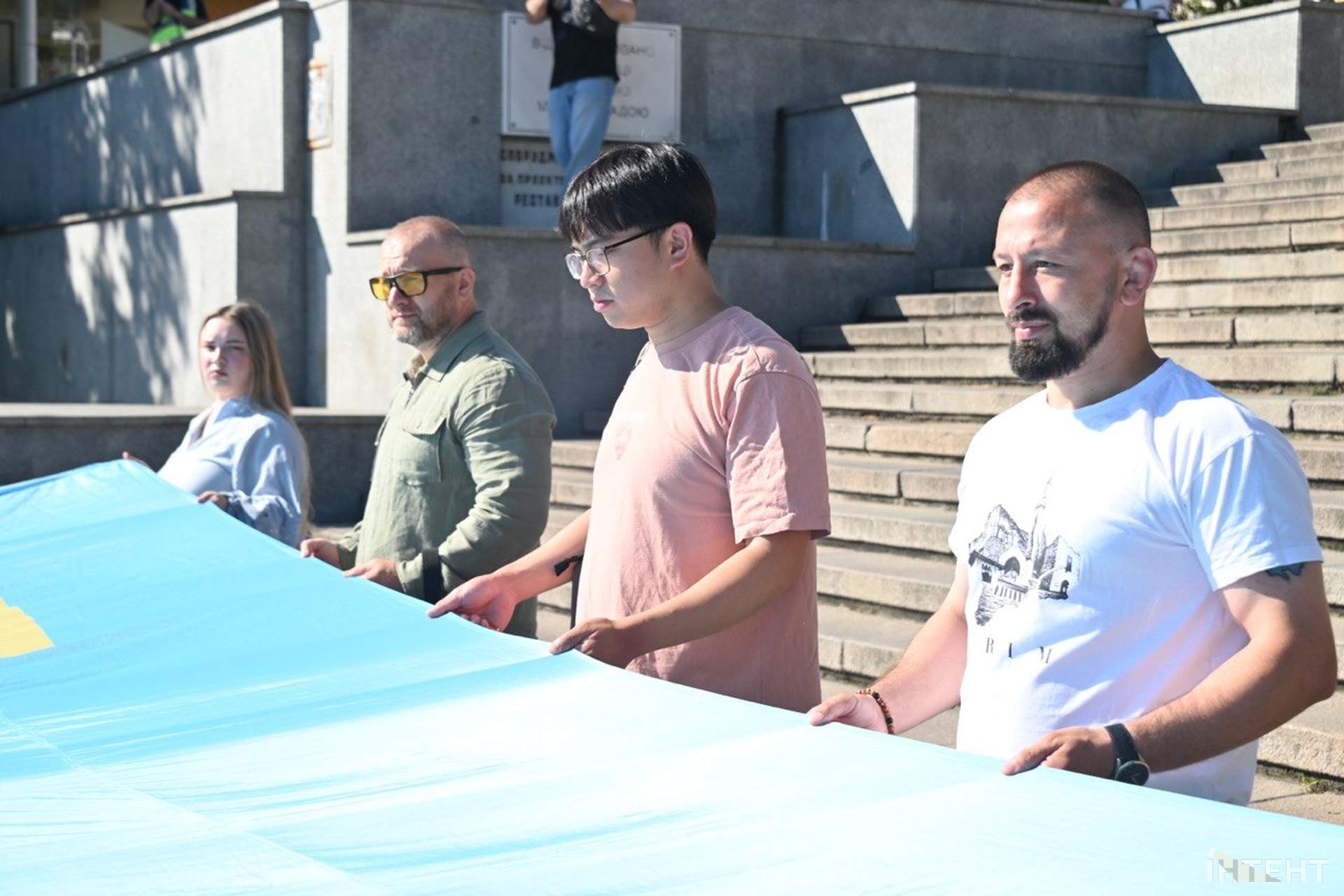 В центрі Одеси розгорнули кримськотатарський прапор