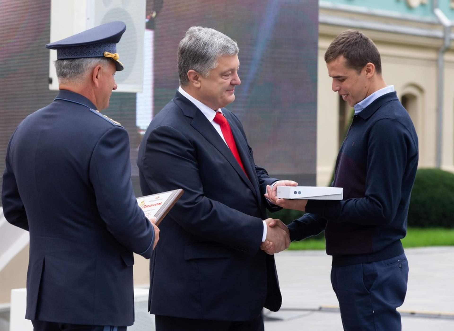 Президент наградил подростков из Одессы, спасавших детей в «Виктории»