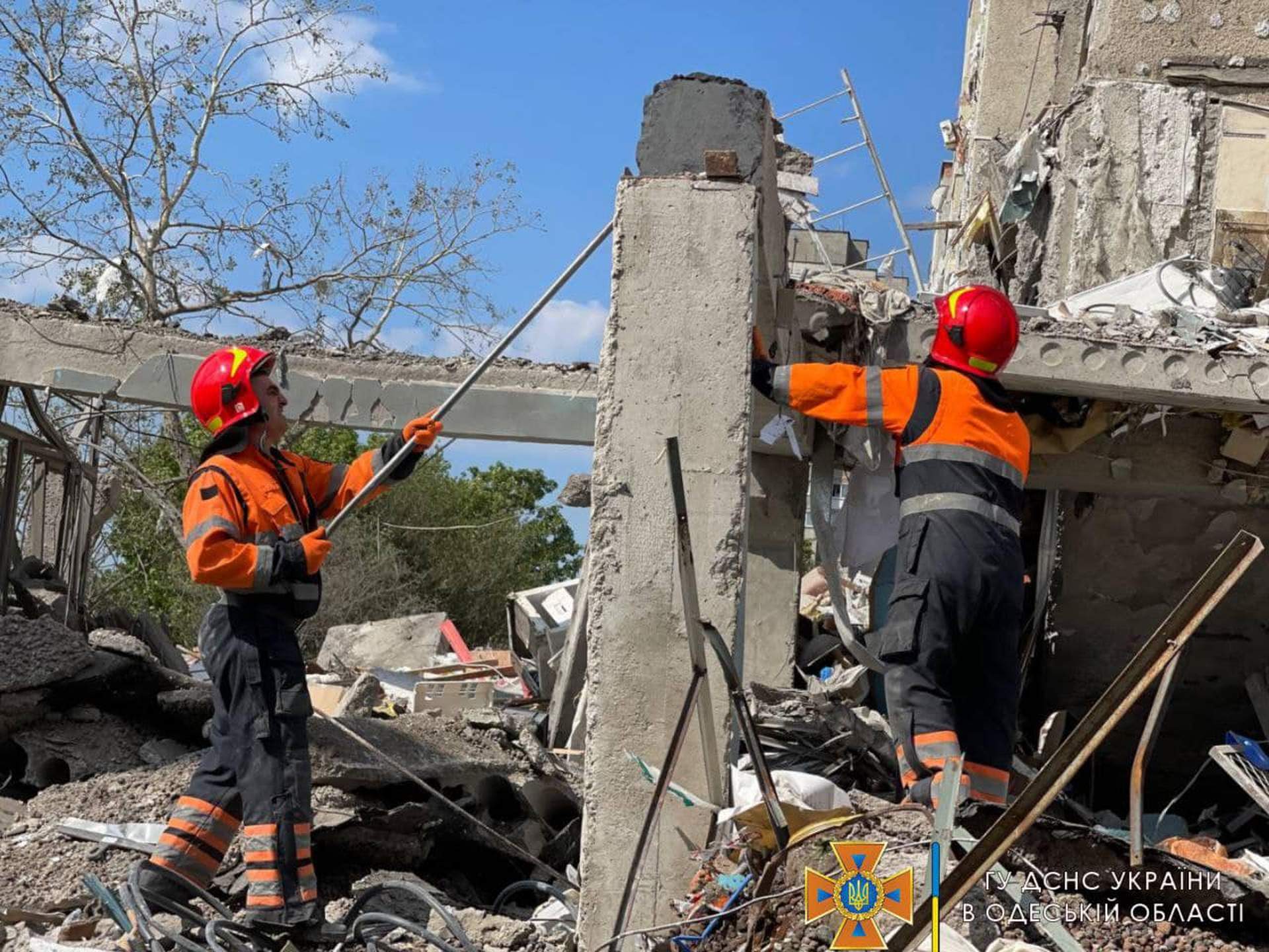 У Сергіївці на Одещині після ракетного обстрілу продовжують розбирати завали
